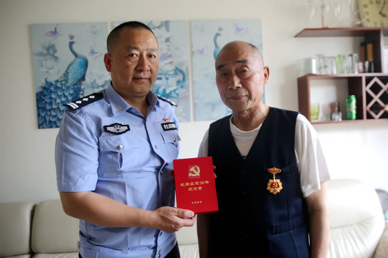 慶祝中國(guó)共產(chǎn)黨成立100周年丨戰(zhàn)時(shí)慰問暖警心，走訪慰問送關(guān)懷(圖6)
