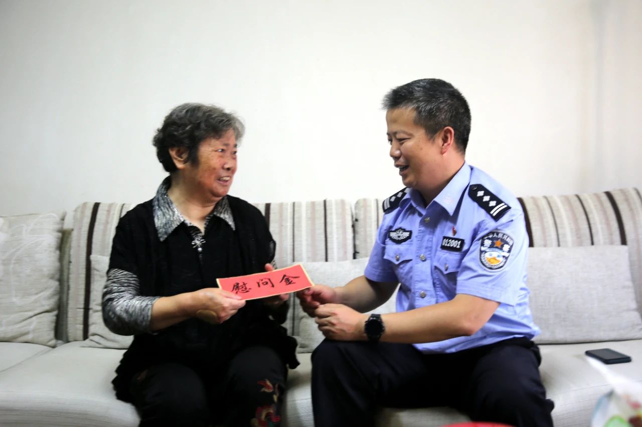 慶祝中國(guó)共產(chǎn)黨成立100周年丨戰(zhàn)時(shí)慰問暖警心，走訪慰問送關(guān)懷(圖4)