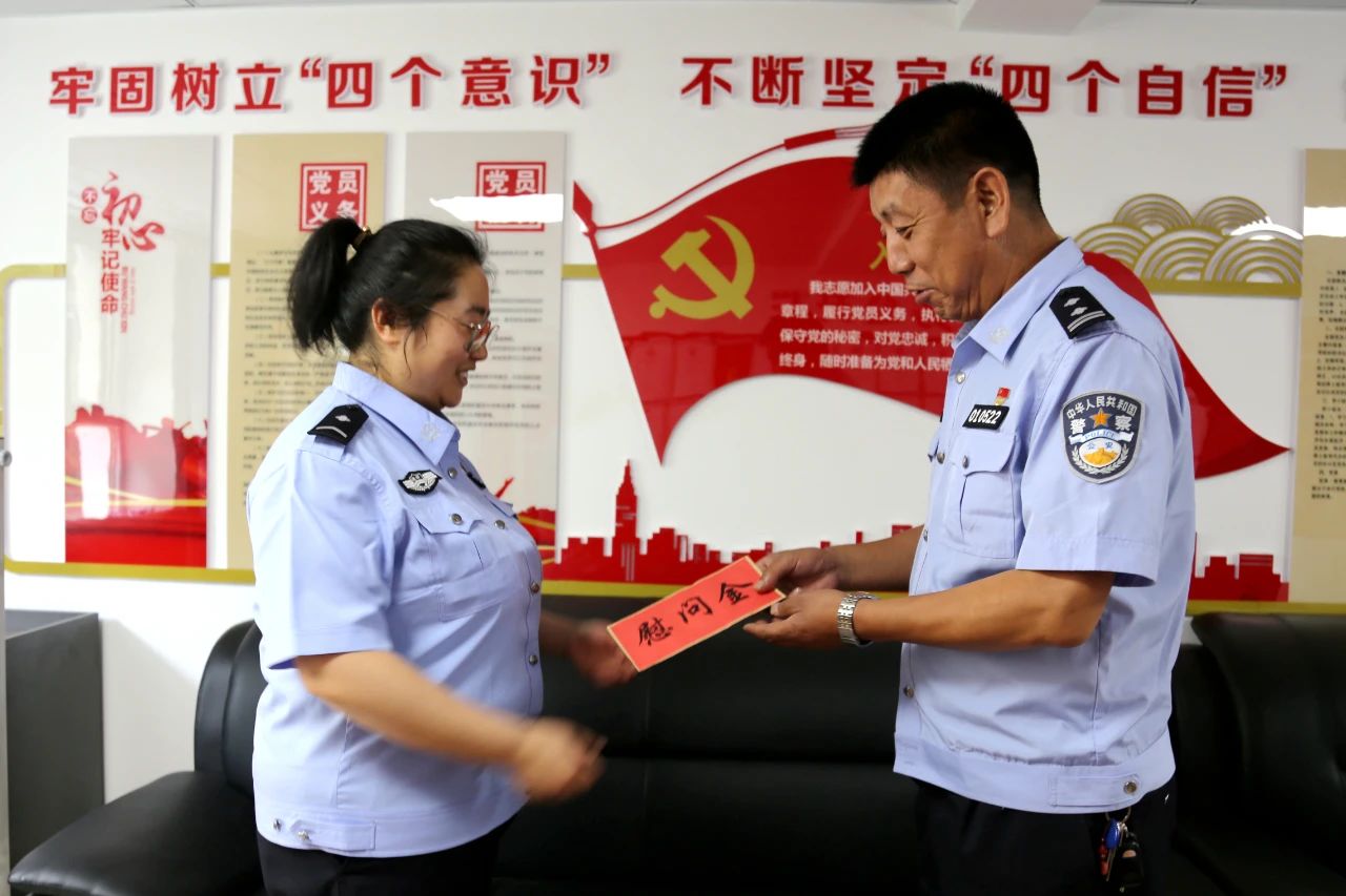 慶祝中國(guó)共產(chǎn)黨成立100周年丨戰(zhàn)時(shí)慰問暖警心，走訪慰問送關(guān)懷(圖11)