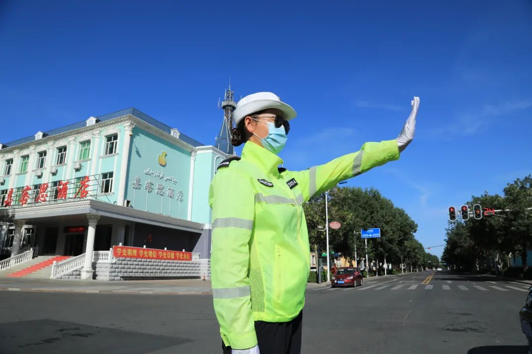 烈日下的堅(jiān)守:用汗水守護(hù)群眾平安出行(圖3) 烈日下的堅(jiān)守:用汗水守護(hù)群眾平安出行(圖3)