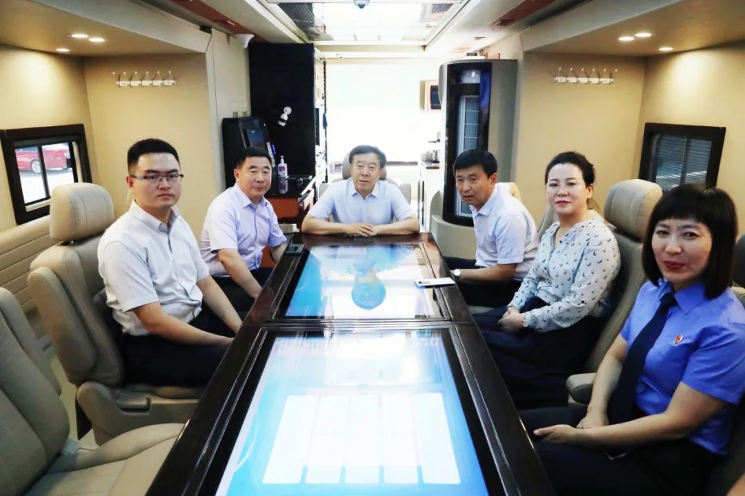 內(nèi)蒙古自治區(qū)檢察院副檢察長鄭錦春一行調(diào)研阿爾山市檢察院公益訴訟工作(圖2) 內(nèi)蒙古自治區(qū)檢察院副檢察長鄭錦春一行調(diào)研阿爾山市檢察院公益訴訟工作(圖2)