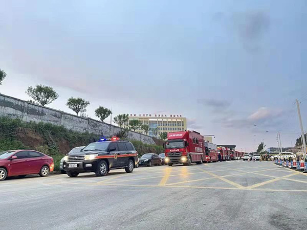 以汛為令 聞汛而動||森源鴻馬消防專用車 ?緊急支援河南一線搶險救災(zāi)(圖4) 以汛為令 聞汛而動||森源鴻馬消防專用車 ?緊急支援河南一線搶險救災(zāi)(圖4)