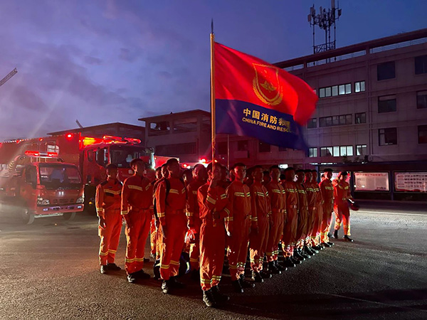 以汛為令 聞汛而動||森源鴻馬消防專用車 ?緊急支援河南一線搶險救災(zāi)(圖6) 以汛為令 聞汛而動||森源鴻馬消防專用車 ?緊急支援河南一線搶險救災(zāi)(圖6)