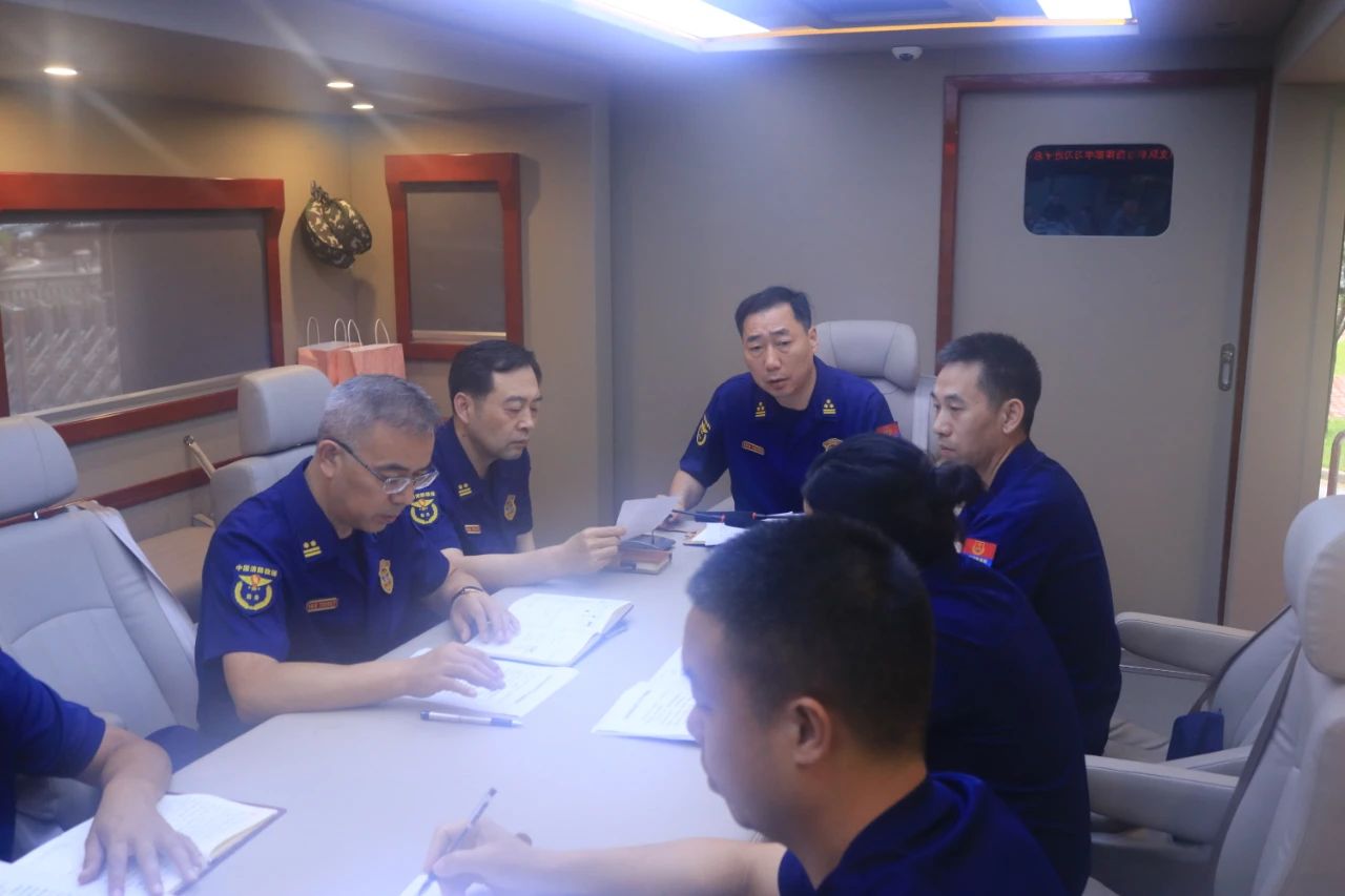 鄭州消防抗洪搶險前方指揮部指揮車上專題學(xué)習(xí)習(xí)近平總書記重要指示精神(圖2) 鄭州消防抗洪搶險前方指揮部指揮車上專題學(xué)習(xí)習(xí)近平總書記重要指示精神(圖2)