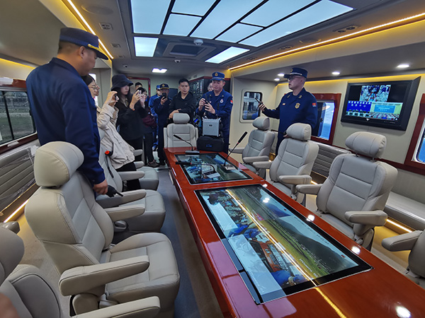 國內(nèi)首臺國六6×6底盤消防衛(wèi)星通信指揮車配發(fā)西藏森林消防救援總隊(duì)(圖4) 國內(nèi)首臺國六6×6底盤消防衛(wèi)星通信指揮車配發(fā)西藏森林消防救援總隊(duì)(圖4)