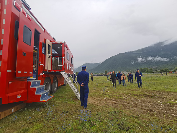 國內(nèi)首臺國六6×6底盤消防衛(wèi)星通信指揮車配發(fā)西藏森林消防救援總隊(duì)(圖3) 國內(nèi)首臺國六6×6底盤消防衛(wèi)星通信指揮車配發(fā)西藏森林消防救援總隊(duì)(圖3)