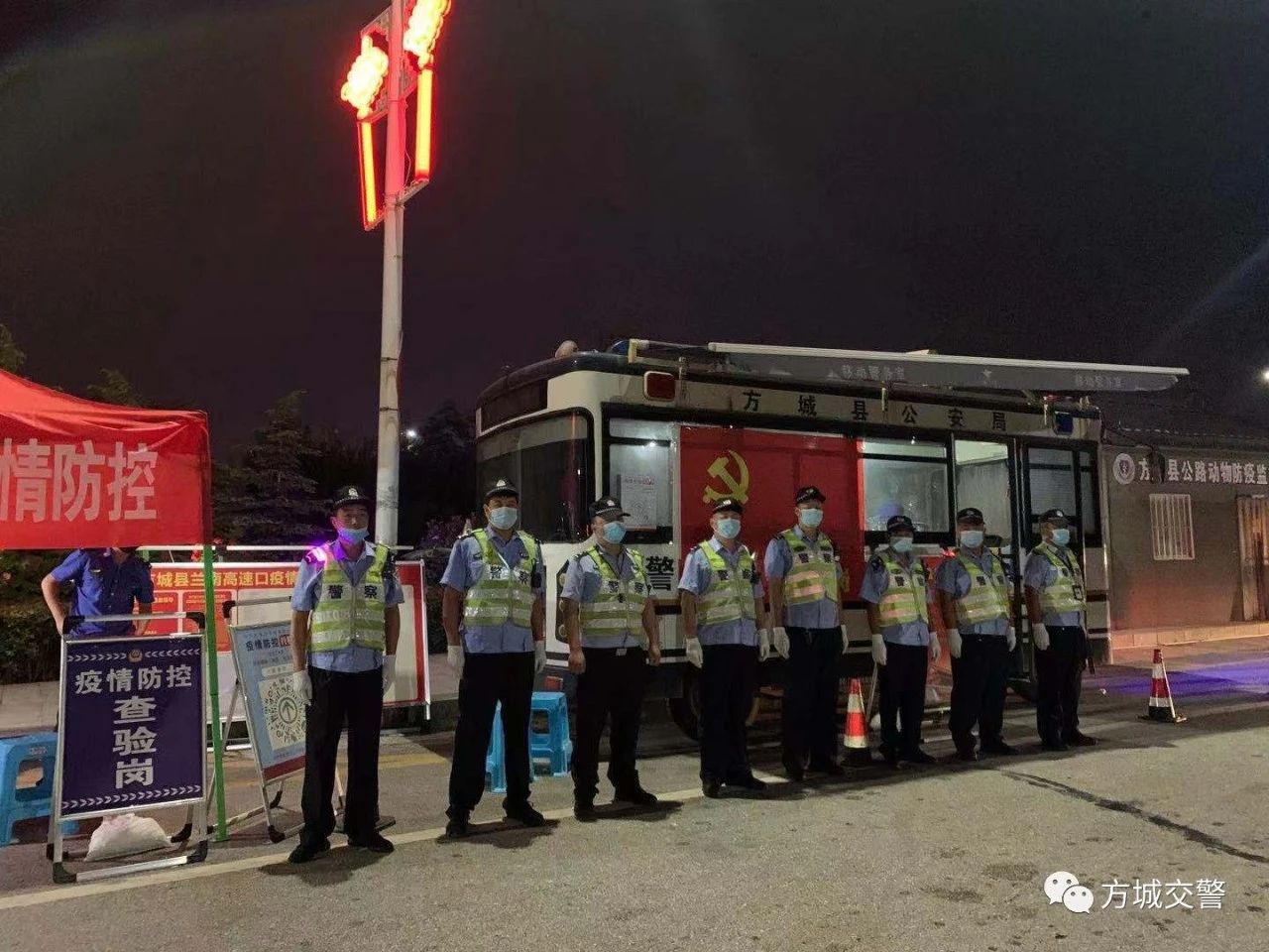 移動警務(wù)平臺構(gòu)建起防疫安全屏障||方城交警、醫(yī)護人員24小時防疫為民守護！(圖6)