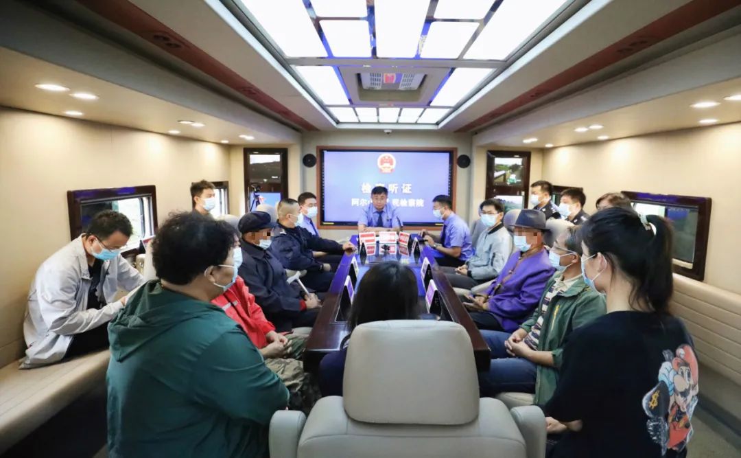 生態(tài)旅游檢察車打通服務(wù)群眾“最后一公里” 化解鄰里矛盾糾紛(圖1) 生態(tài)旅游檢察車打通服務(wù)群眾“最后一公里” 化解鄰里矛盾糾紛(圖1)
