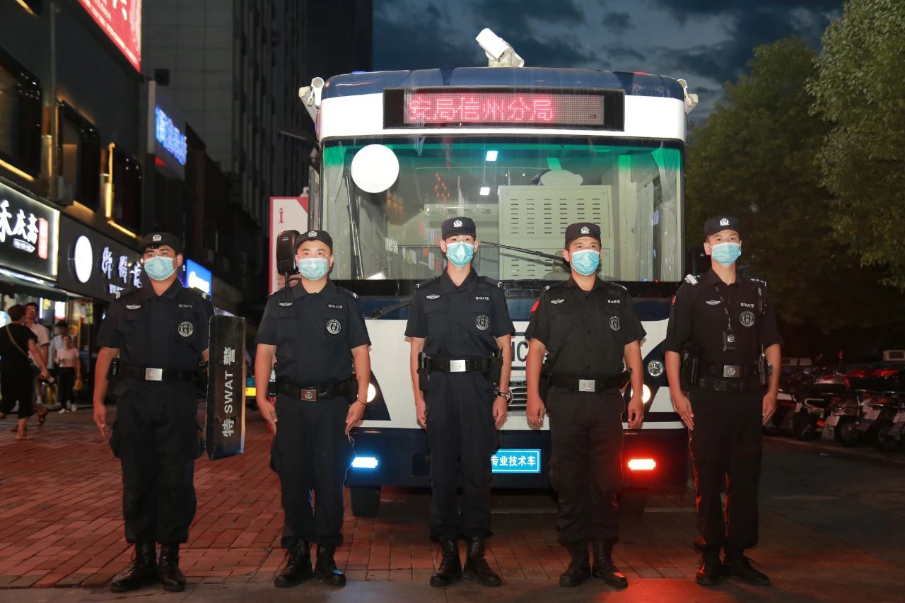 “移動警務(wù)室”亮相街頭！信州公安讓平安就在您的身邊！(圖1)