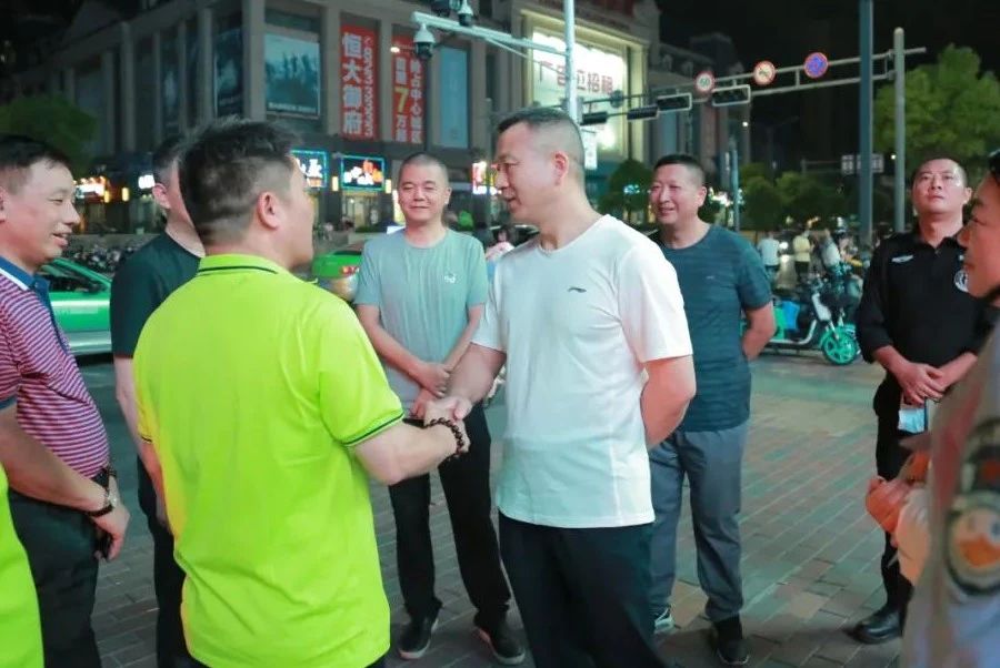 “移動警務(wù)室”亮相街頭！信州公安讓平安就在您的身邊！(圖2)