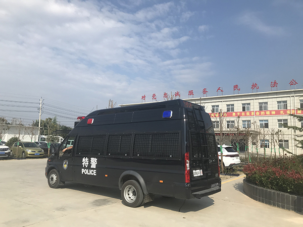 陜西咸陽防暴運(yùn)兵車上崗(圖3)