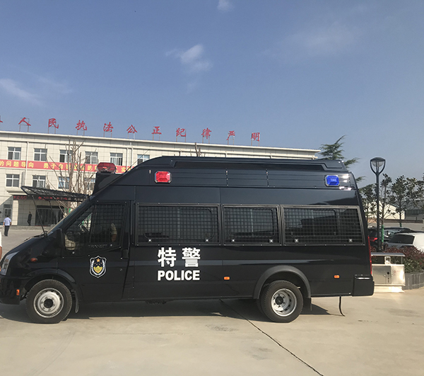 陜西咸陽防暴運(yùn)兵車上崗(圖2)