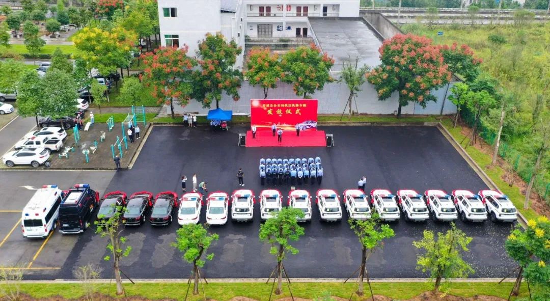 四川蒼溪公安舉行警車發(fā)放儀式(圖1) 四川蒼溪公安舉行警車發(fā)放儀式(圖1)