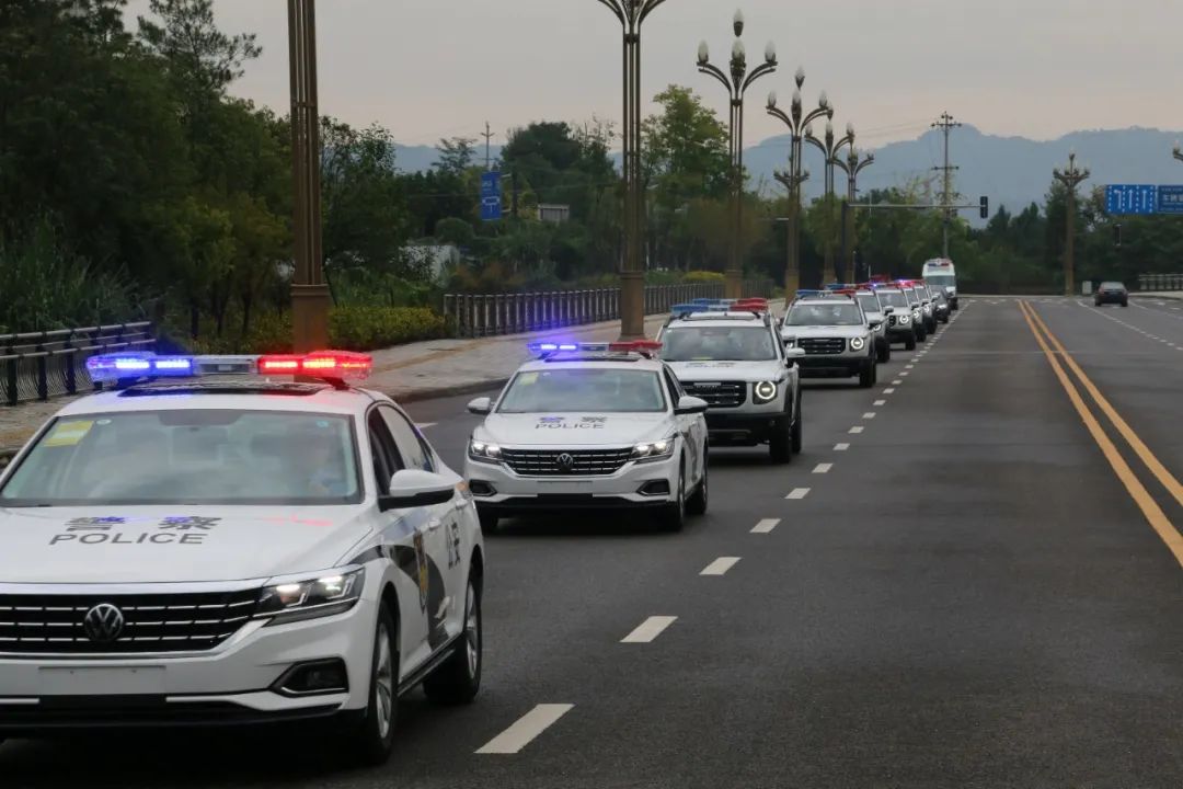 四川蒼溪公安舉行警車發(fā)放儀式(圖6) 四川蒼溪公安舉行警車發(fā)放儀式(圖6)
