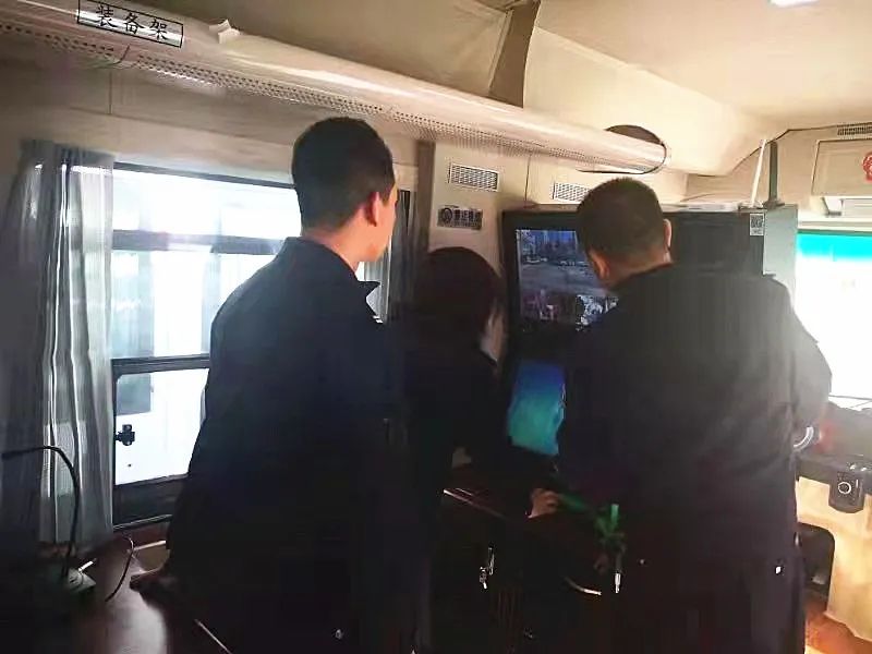 溫馨服務(wù)家門(mén)口，警民連心零距離--永靖公安移動(dòng)警務(wù)室上崗執(zhí)勤 ?(圖2)