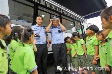 移動警務(wù)室駛?cè)胗變簣@，小朋友首次近距離接觸警用裝備，民警編演情景劇教給(圖2)