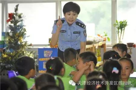 移動警務(wù)室駛?cè)胗變簣@，小朋友首次近距離接觸警用裝備，民警編演情景劇教給(圖3)