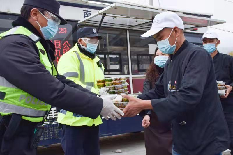 【戰(zhàn)疫情】一碗飯、一束花，一絲情……(圖2)