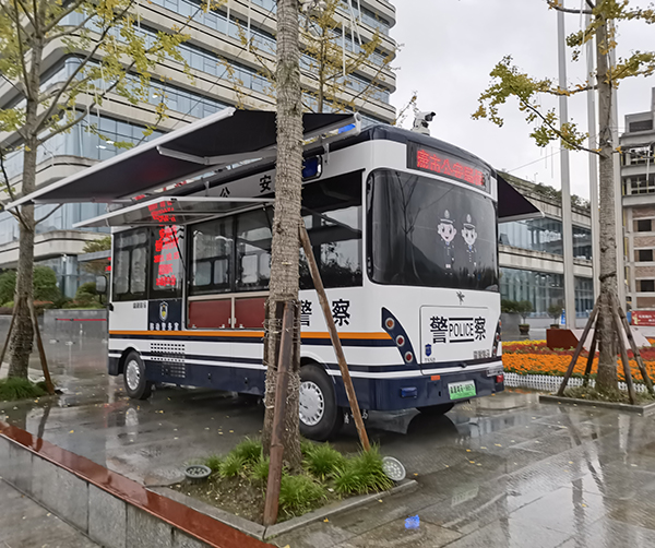 陜西安康移動(dòng)警務(wù)室上崗執(zhí)勤(圖3)