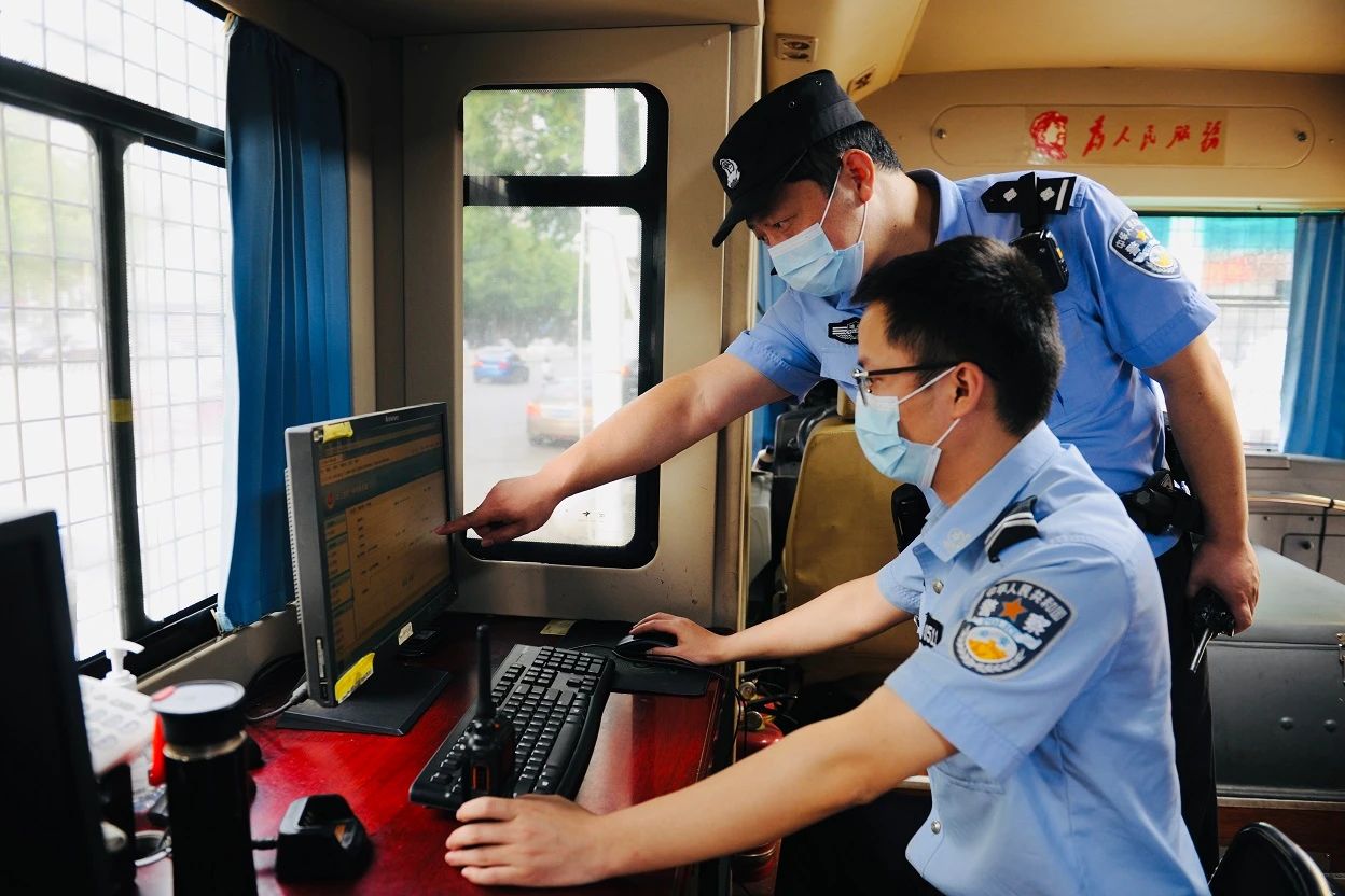 婁底市委常委會召開會議研究部署新一輪縣域警務(wù)工作(圖2)