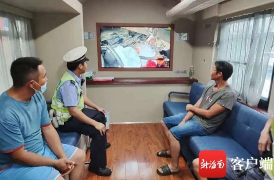 萬(wàn)寧交警打造“移動(dòng)警示教育室”開(kāi)設(shè)交通安全宣傳“一線新陣地”(圖1) 萬(wàn)寧交警打造“移動(dòng)警示教育室”開(kāi)設(shè)交通安全宣傳“一線新陣地”(圖1)