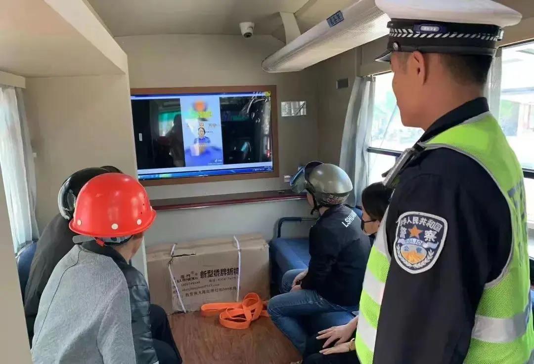 萬(wàn)寧交警打造“移動(dòng)警示教育室”開(kāi)設(shè)交通安全宣傳“一線新陣地”(圖2) 萬(wàn)寧交警打造“移動(dòng)警示教育室”開(kāi)設(shè)交通安全宣傳“一線新陣地”(圖2)