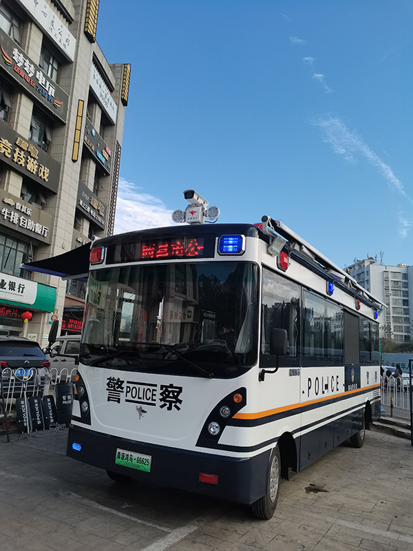 四川西昌移動警務(wù)室列裝上崗(圖3) 四川西昌移動警務(wù)室列裝上崗(圖3)