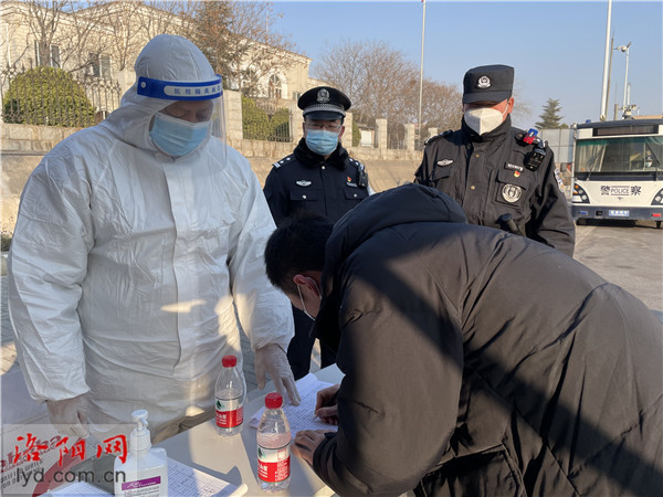  洛陽新安警方全警行動 確保疫情防控、服務(wù)群眾兩不誤(圖1)