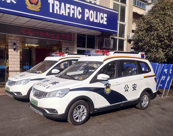 安徽鳳臺(tái)縣電動(dòng)巡邏車上崗執(zhí)勤(圖2) 安徽鳳臺(tái)縣電動(dòng)巡邏車上崗執(zhí)勤(圖2)