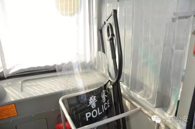 巡防新武器--移動警務(wù)室(圖5) 巡防新武器--移動警務(wù)室(圖5)
