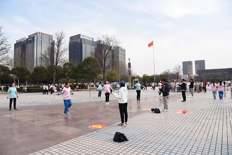 繩彩飛揚(yáng) 跳動健康——森源鴻馬參加經(jīng)開區(qū)慶“三八”女職工跳繩比賽(圖4) 繩彩飛揚(yáng) 跳動健康——森源鴻馬參加經(jīng)開區(qū)慶“三八”女職工跳繩比賽(圖4)