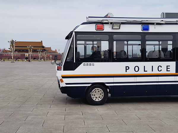移動警務室開啟“智慧安?！弊o航兩會(圖1)