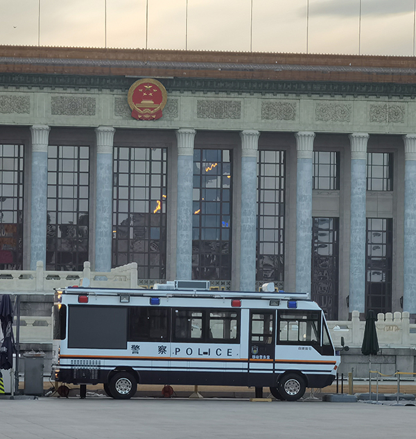 兩會(huì)安保進(jìn)行時(shí)||移動(dòng)警務(wù)室筑牢社會(huì)安全屏障(圖2) 兩會(huì)安保進(jìn)行時(shí)||移動(dòng)警務(wù)室筑牢社會(huì)安全屏障(圖2)