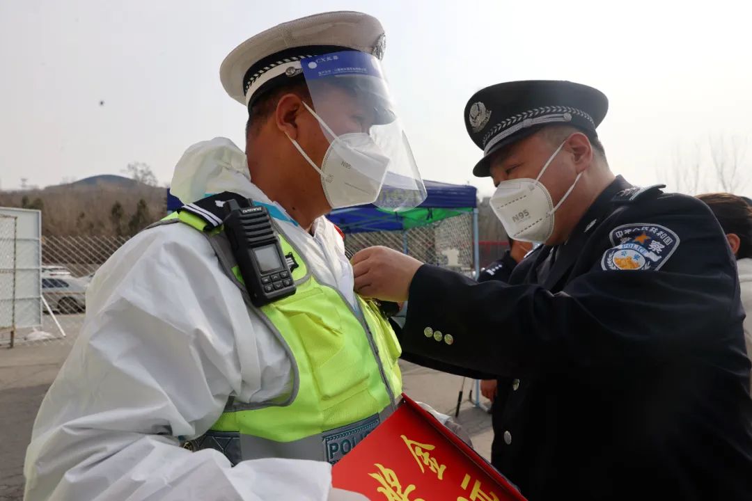 送獎到崗鼓士氣！晉城公安對疫情防控先進集體和個人進行表彰(圖5)