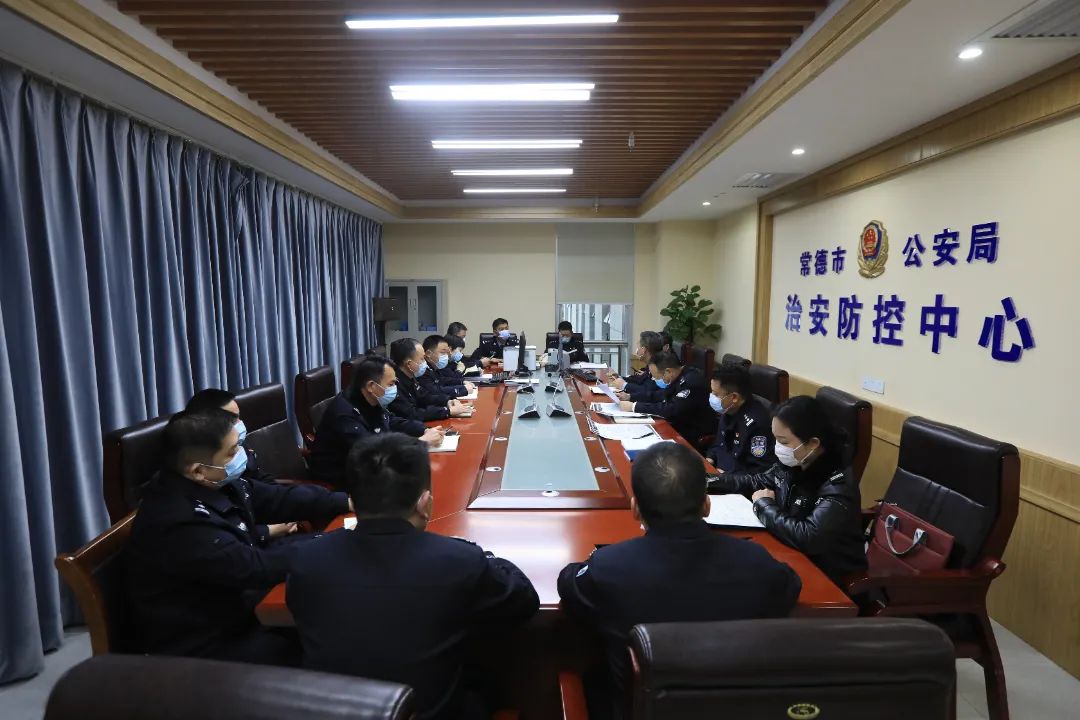 常德公安全警參戰(zhàn) 全力以赴 堅(jiān)決筑牢疫情防控安全屏障(圖2) 常德公安全警參戰(zhàn) 全力以赴 堅(jiān)決筑牢疫情防控安全屏障(圖2)