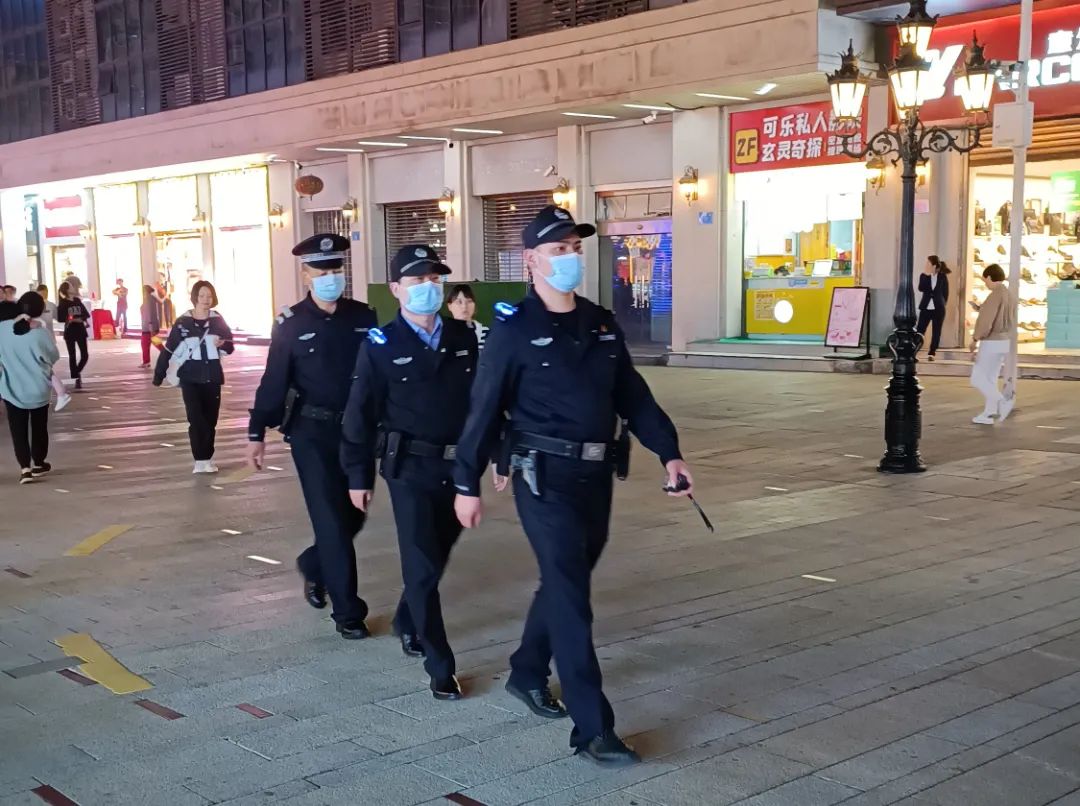 常德公安全警參戰(zhàn) 全力以赴 堅(jiān)決筑牢疫情防控安全屏障(圖7) 常德公安全警參戰(zhàn) 全力以赴 堅(jiān)決筑牢疫情防控安全屏障(圖7)