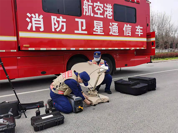 鄭州航空港組織開展防汛救災(zāi)應(yīng)急通信實(shí)戰(zhàn)拉動(dòng)演練—衛(wèi)星通信車擔(dān)綱重任(圖2) 鄭州航空港組織開展防汛救災(zāi)應(yīng)急通信實(shí)戰(zhàn)拉動(dòng)演練—衛(wèi)星通信車擔(dān)綱重任(圖2)