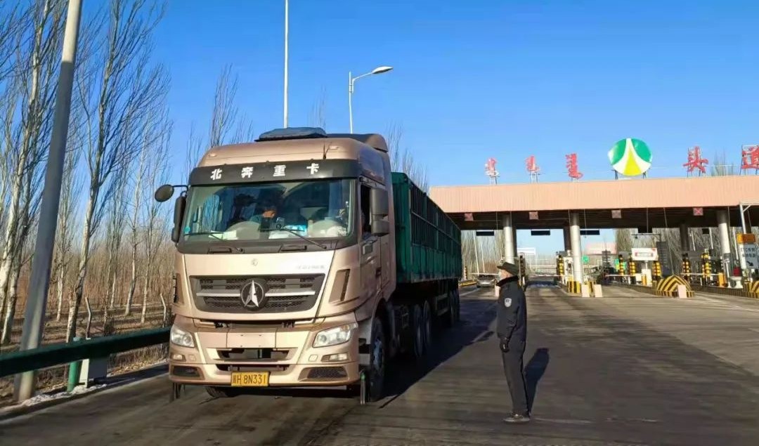 【日夜堅(jiān)守 不負(fù)警心】移動(dòng)警務(wù)室助力杭后公安勇做“防疫守城人”(圖1) 【日夜堅(jiān)守 不負(fù)警心】移動(dòng)警務(wù)室助力杭后公安勇做“防疫守城人”(圖1)