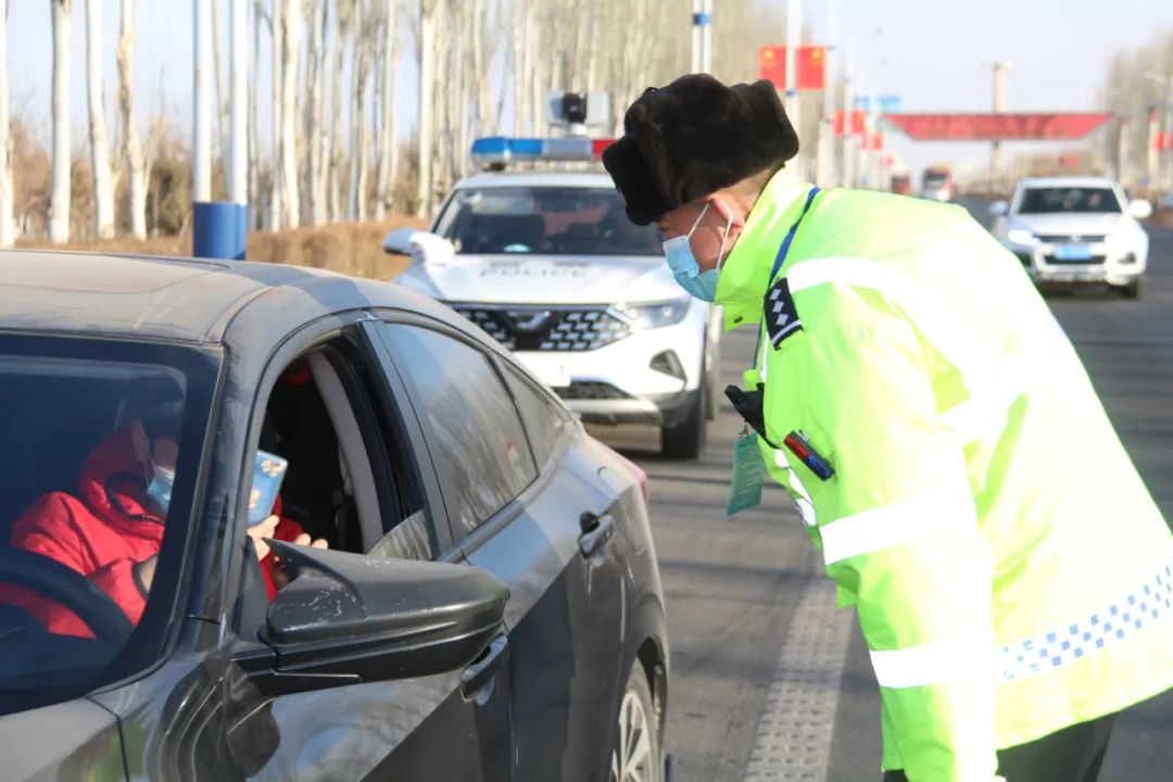 【日夜堅(jiān)守 不負(fù)警心】移動(dòng)警務(wù)室助力杭后公安勇做“防疫守城人”(圖2) 【日夜堅(jiān)守 不負(fù)警心】移動(dòng)警務(wù)室助力杭后公安勇做“防疫守城人”(圖2)