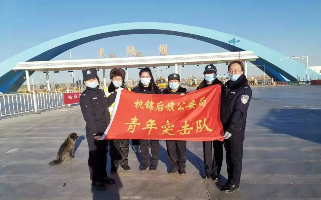 【日夜堅(jiān)守 不負(fù)警心】移動(dòng)警務(wù)室助力杭后公安勇做“防疫守城人”(圖7) 【日夜堅(jiān)守 不負(fù)警心】移動(dòng)警務(wù)室助力杭后公安勇做“防疫守城人”(圖7)