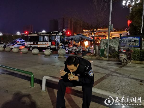 婁底市快警平臺:毅然堅守勇?lián)?共克時艱顯忠誠(圖3) 婁底市快警平臺:毅然堅守勇?lián)?共克時艱顯忠誠(圖3)