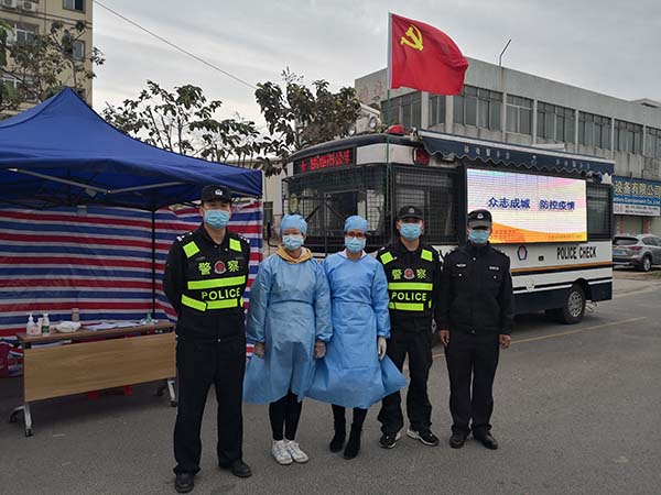 警徽在抗疫一線閃耀  移動警務(wù)室在抗疫一線守護(圖1)