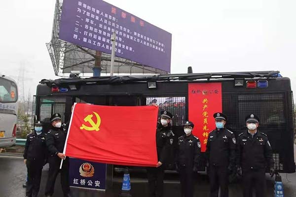 警徽在抗疫一線閃耀  移動警務(wù)室在抗疫一線守護(圖3)