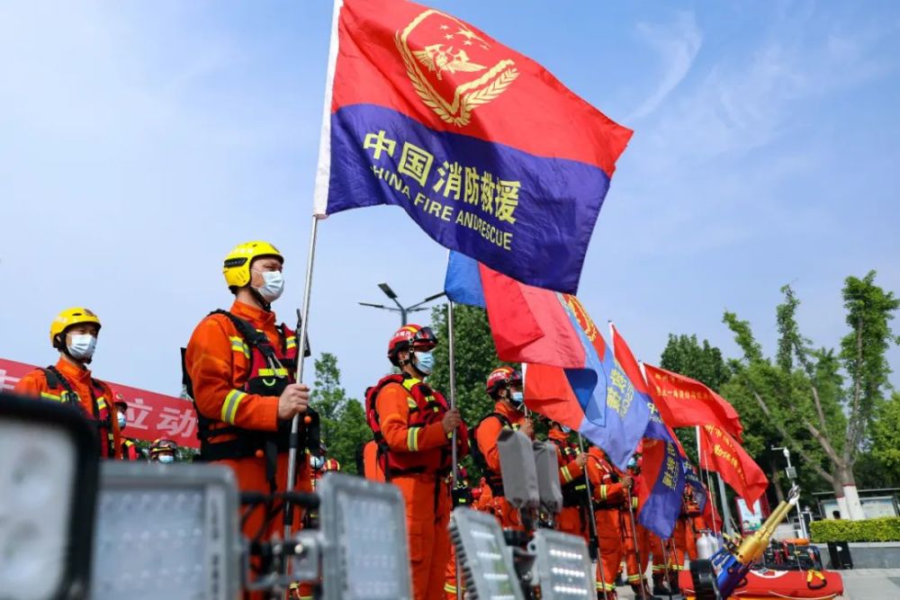 河南舉行應對特大洪澇災害綜合演練——鴻馬智能化模塊指揮方艙擔綱重任(圖6) 河南舉行應對特大洪澇災害綜合演練——鴻馬智能化模塊指揮方艙擔綱重任(圖6)