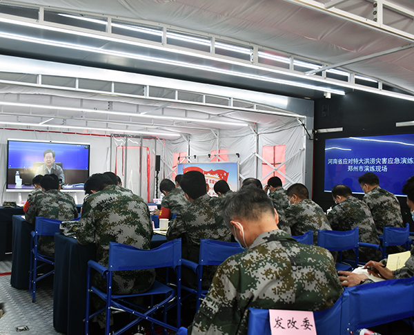 河南舉行應對特大洪澇災害綜合演練——鴻馬智能化模塊指揮方艙擔綱重任(圖8) 河南舉行應對特大洪澇災害綜合演練——鴻馬智能化模塊指揮方艙擔綱重任(圖8)