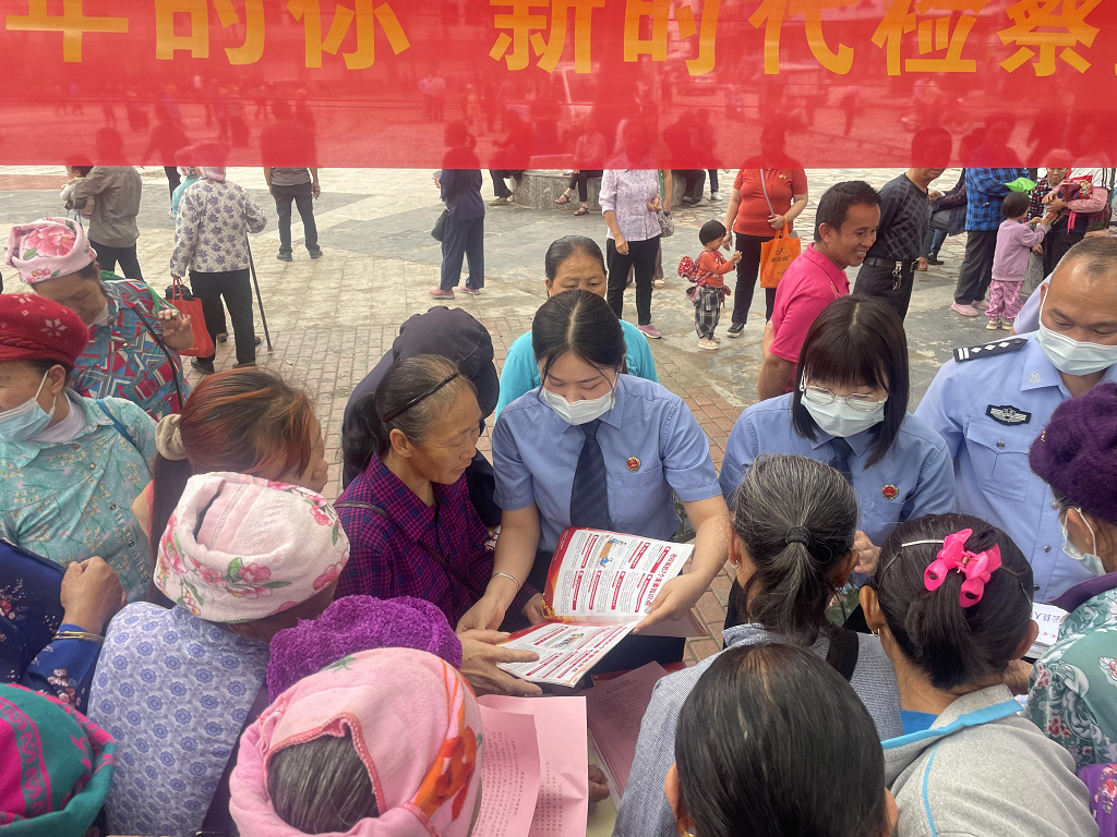 檢心同行·典亮農(nóng)村——凌云縣人民檢察院開展《民法典》宣傳活動(圖4)