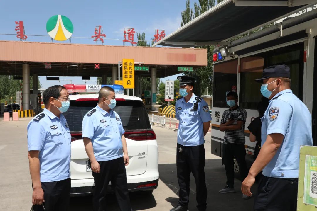 ?杭錦后旗公安局黨委副書記、政委張劍深入高速疫情防控便民服務站督導疫情(圖1)