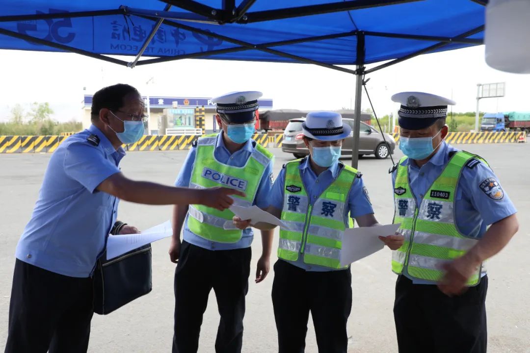 ?杭錦后旗公安局黨委副書記、政委張劍深入高速疫情防控便民服務站督導疫情(圖2)
