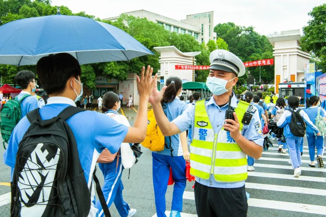 護航高考丨每一個瞬間，留下的是感動……(圖1)