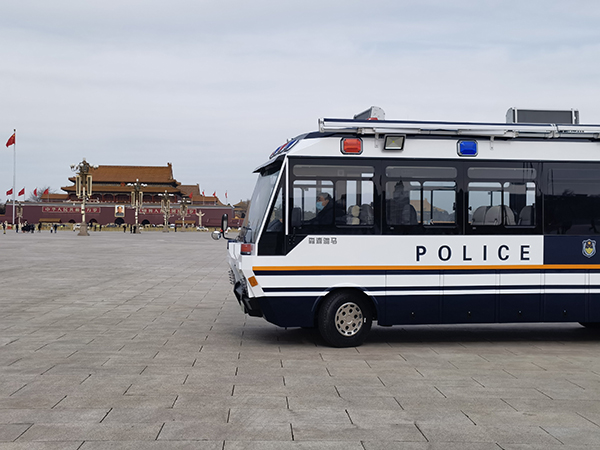 移動警務(wù)室“亮燈”24小時震懾犯罪(圖1) 移動警務(wù)室“亮燈”24小時震懾犯罪(圖1)